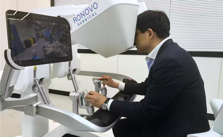 两地联动，分体式机器人远程手术大放异彩，助力优质医疗资源触手可及